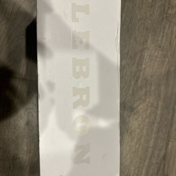 Nike Lebron 9s Christmas Edition - Picture 7 of 8